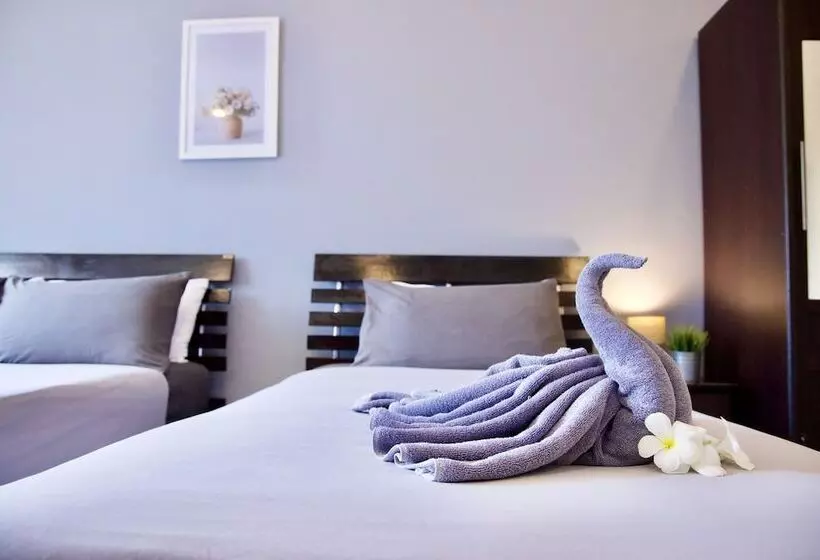 Отель Golden Guesthouse By The Beach Cha Am