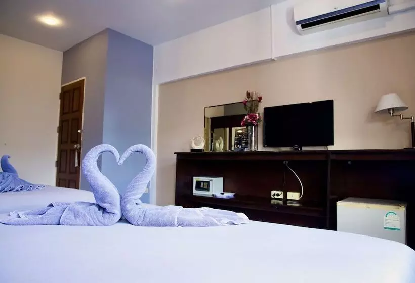 Отель Golden Guesthouse By The Beach Cha Am