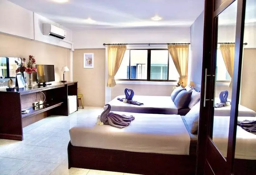 Отель Golden Guesthouse By The Beach Cha Am