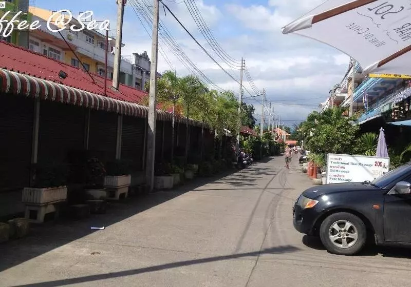 Отель Golden Guesthouse By The Beach Cha Am