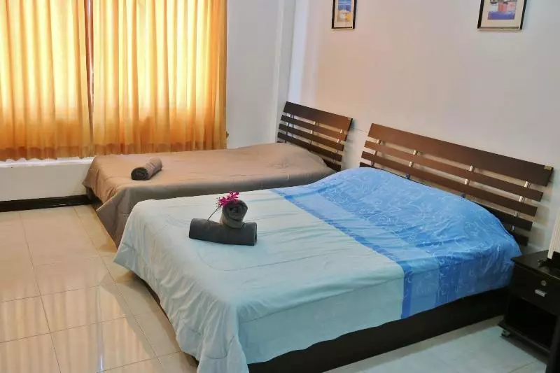 Отель Golden Guesthouse By The Beach Cha Am