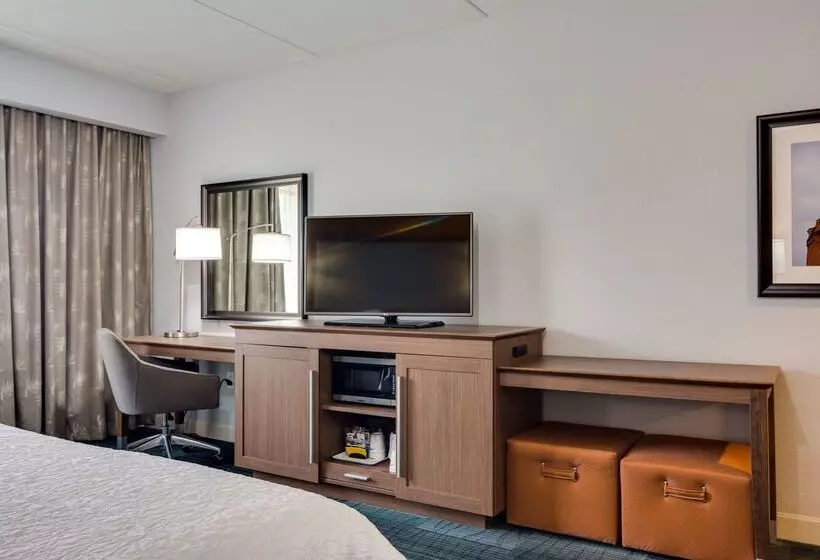 Отель Hampton Inn & Suites Rome