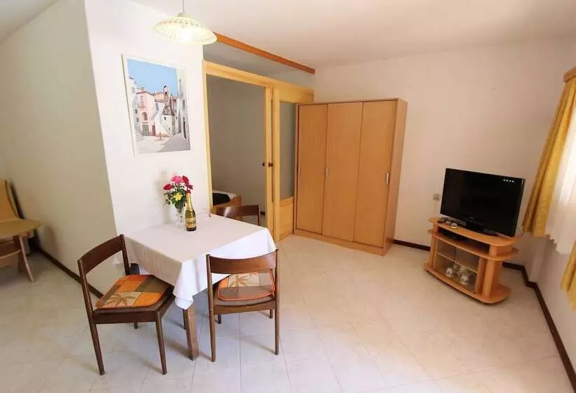Отель Room And Apartments Mariza