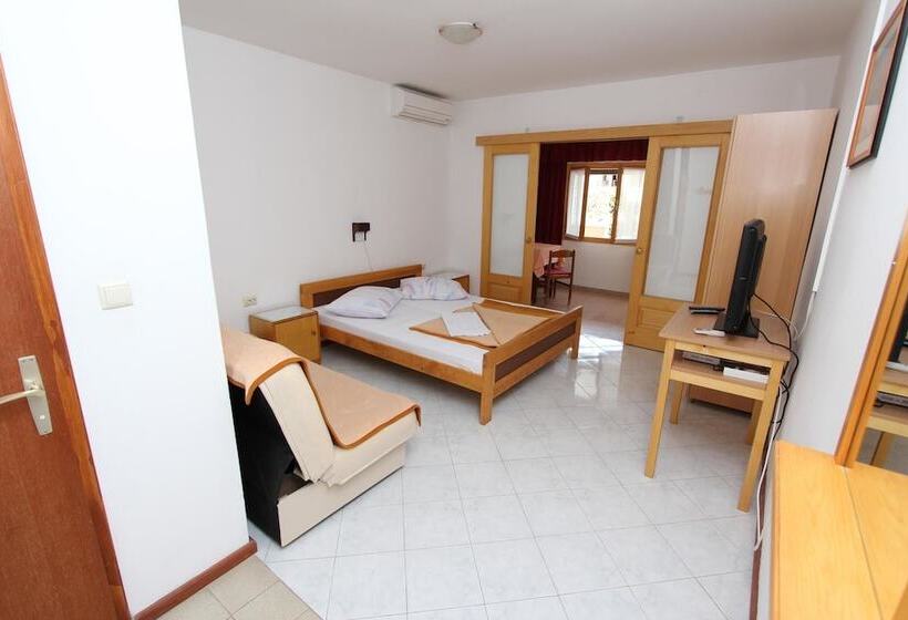 Отель Room And Apartments Mariza