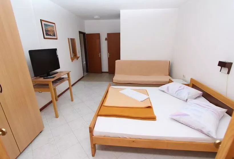Отель Room And Apartments Mariza