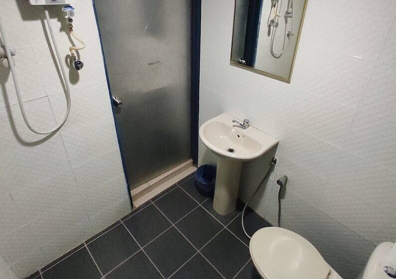 فندق على الطريق Shell Out Cenang Beach Resort