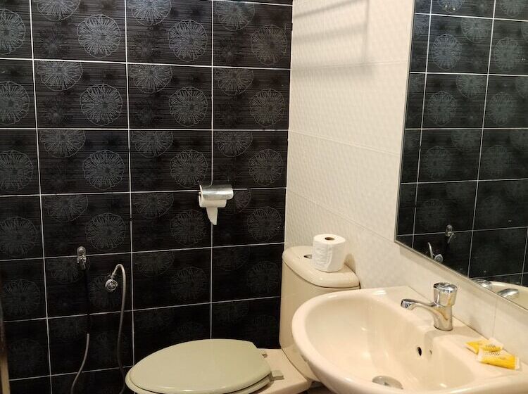 فندق على الطريق Shell Out Cenang Beach Resort