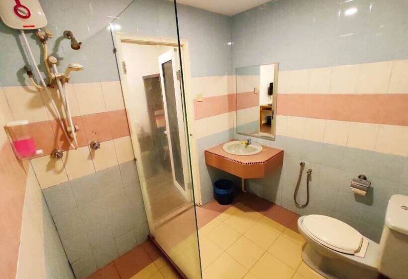 فندق على الطريق Shell Out Cenang Beach Resort