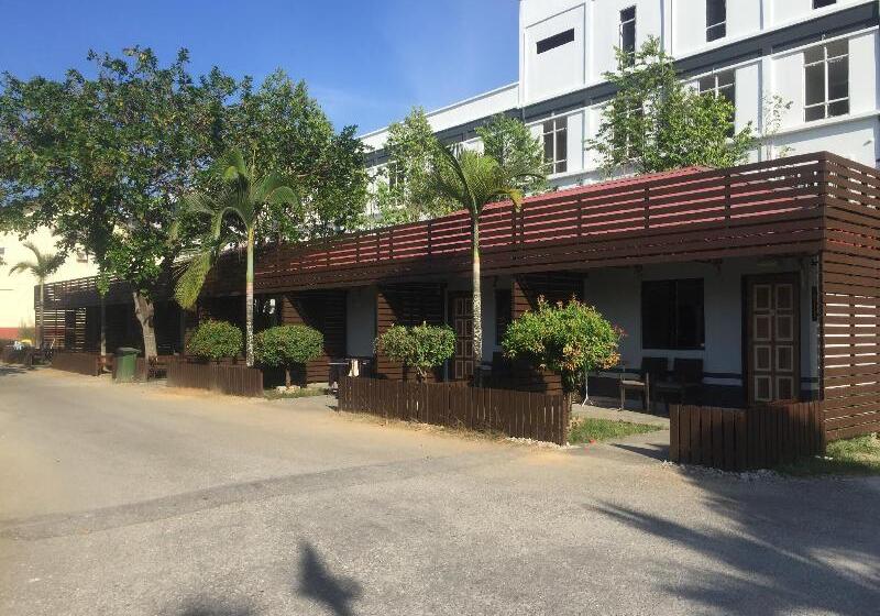 فندق على الطريق Shell Out Cenang Beach Resort