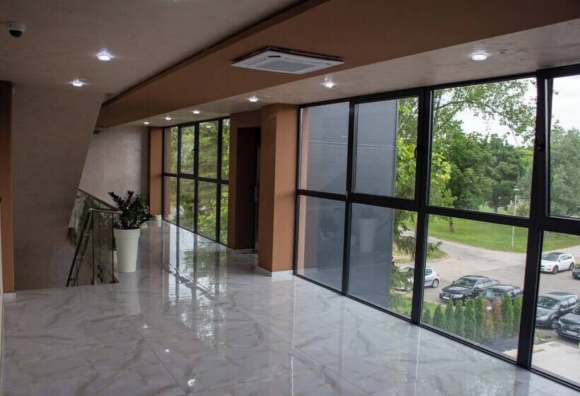 هاستل Monogramlux