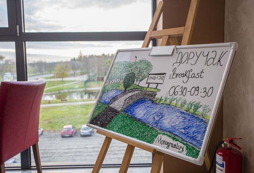 هاستل Monogramlux