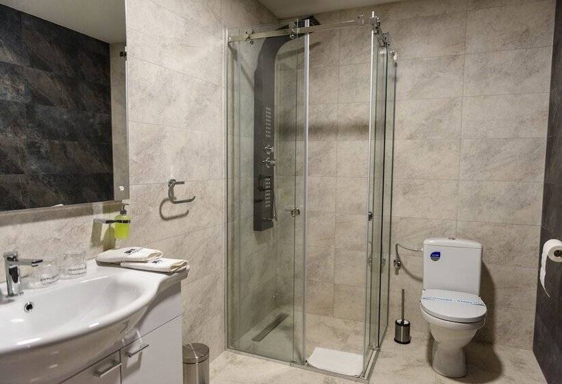 هاستل Monogramlux