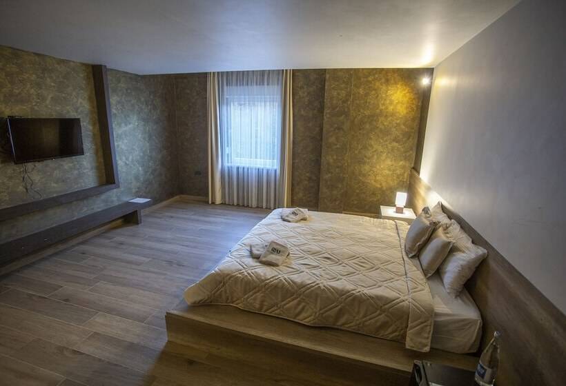 هاستل Monogramlux