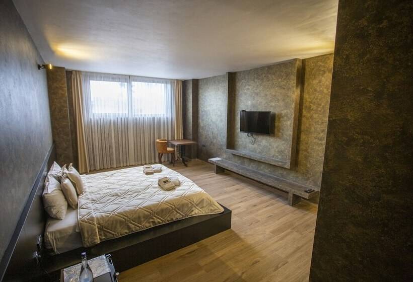 هاستل Monogramlux