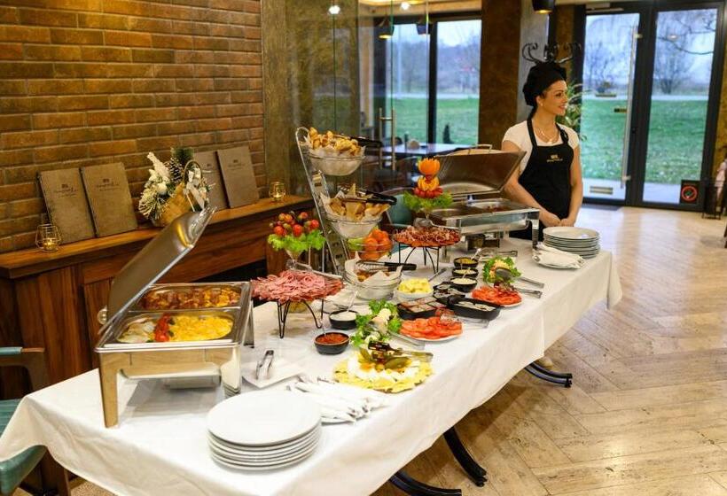 هاستل Monogramlux