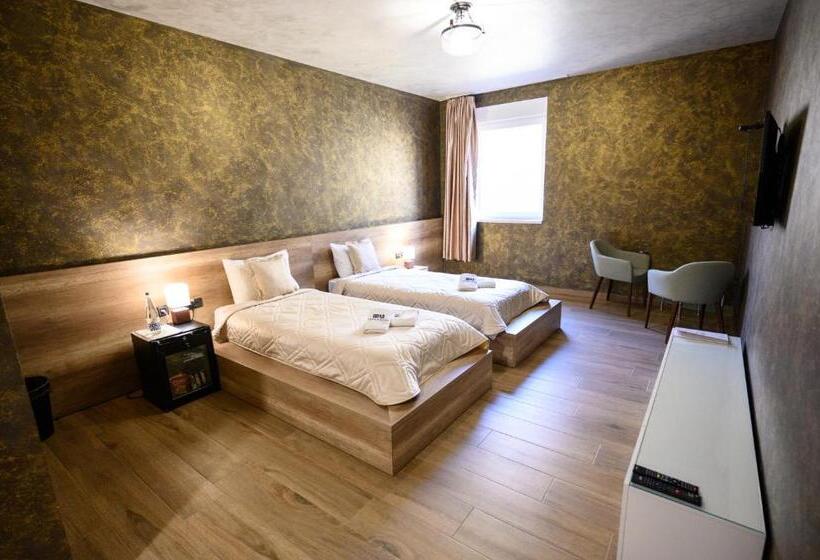 هاستل Monogramlux