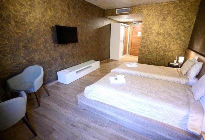 هاستل Monogramlux