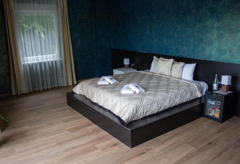 هاستل Monogramlux