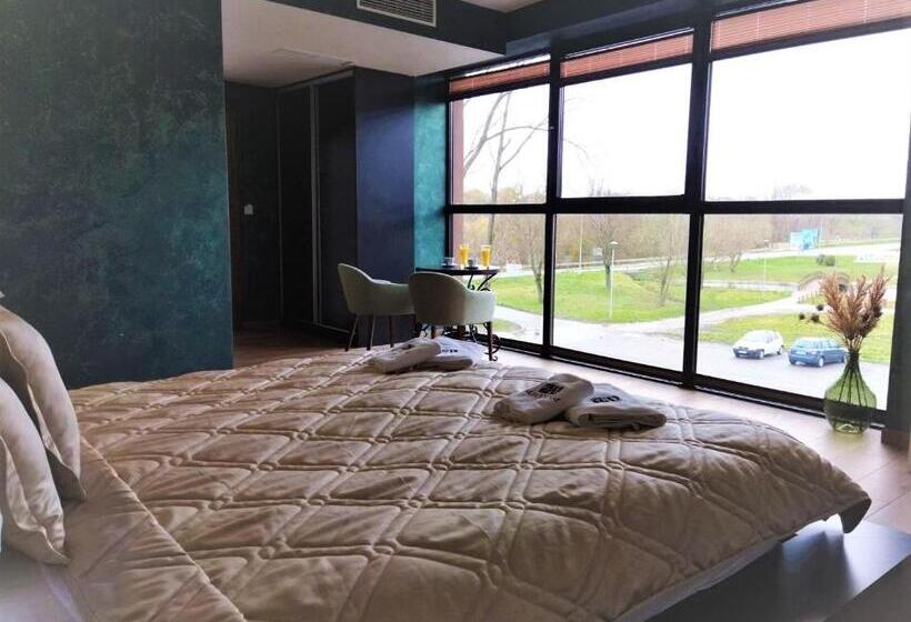 هاستل Monogramlux