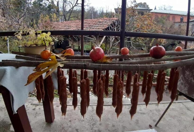 تختخواب و صبحانه Nargizaanta