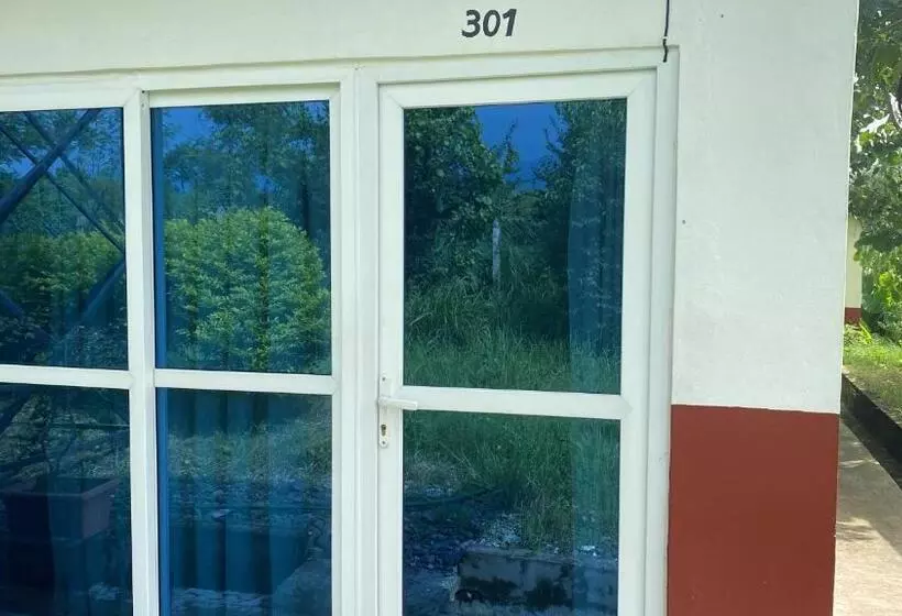 هتل The Glasshouse