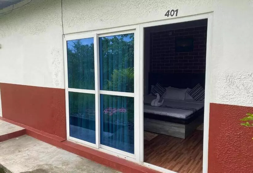 هتل The Glasshouse