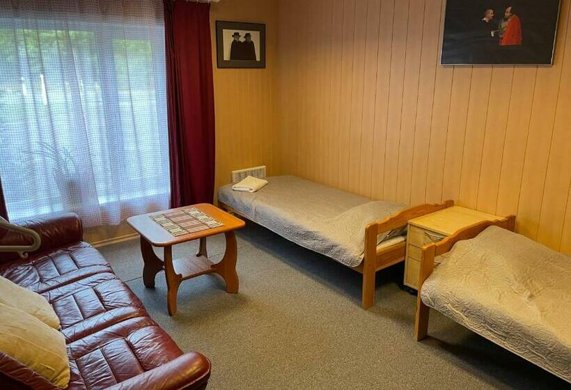 هاستل Emmaste Teemaja