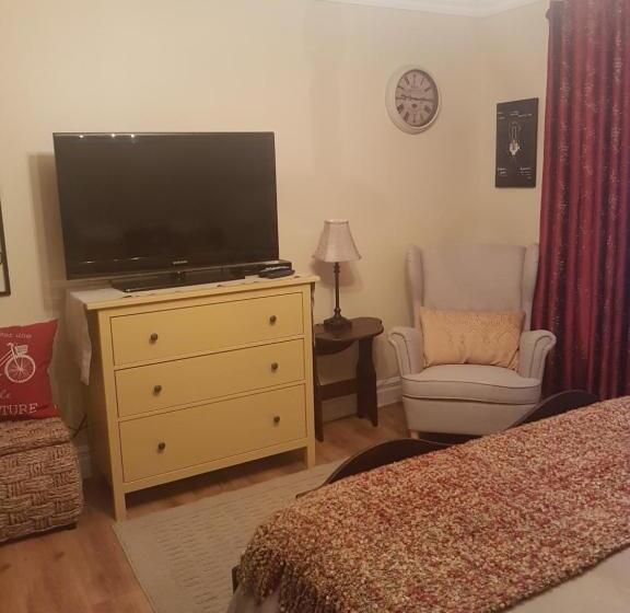 تختخواب و صبحانه Trinity Guest House