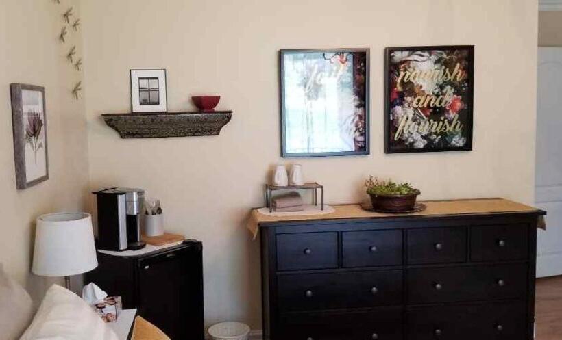 تختخواب و صبحانه Trinity Guest House