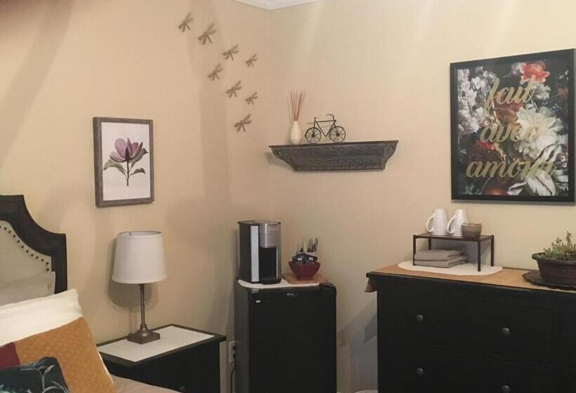 تختخواب و صبحانه Trinity Guest House