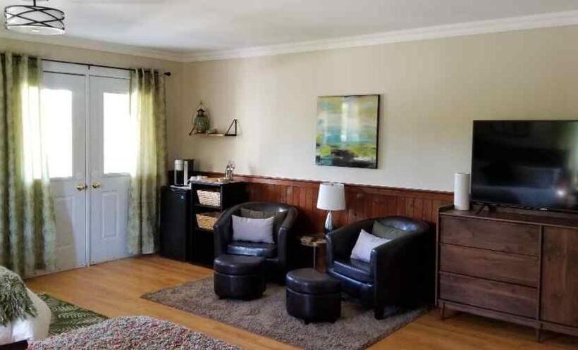 تختخواب و صبحانه Trinity Guest House