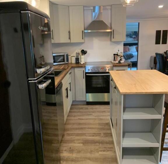 تختخواب و صبحانه Trinity Guest House