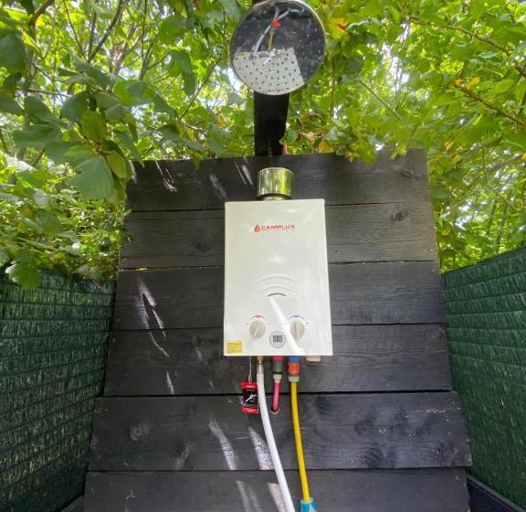 בית מלון כפרי Loire Valley Llama Farm Stay