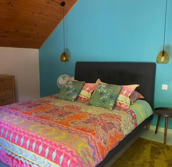 בית מלון כפרי Loire Valley Llama Farm Stay