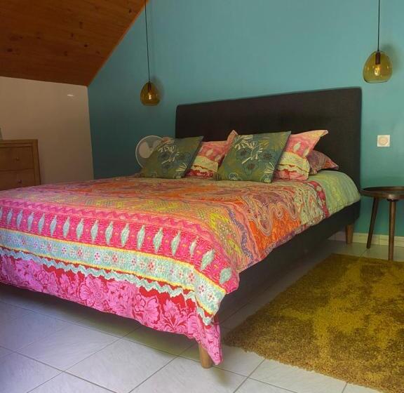 בית מלון כפרי Loire Valley Llama Farm Stay