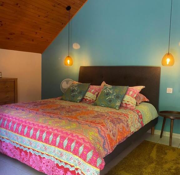 בית מלון כפרי Loire Valley Llama Farm Stay