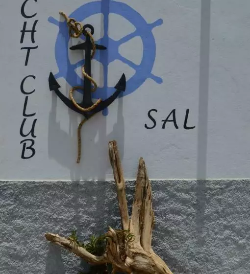 تختخواب و صبحانه Yacht Club Sal