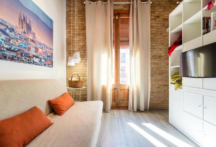 Happy People Sagrada Familia Apartments