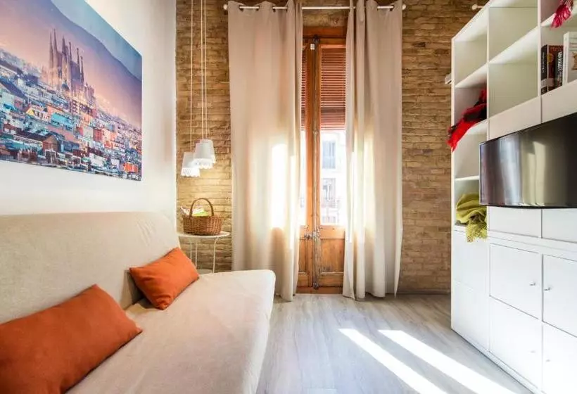 Happy People Sagrada Familia Apartments