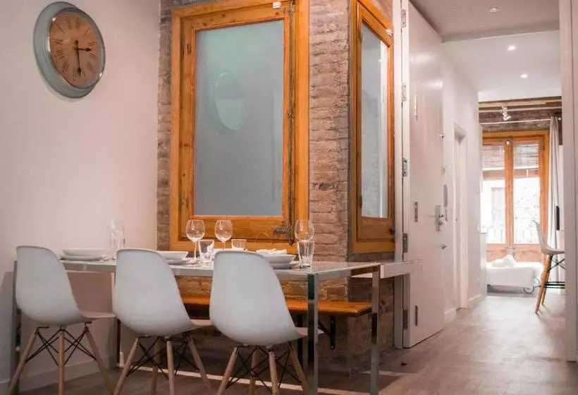 Happy People Sagrada Familia Apartments