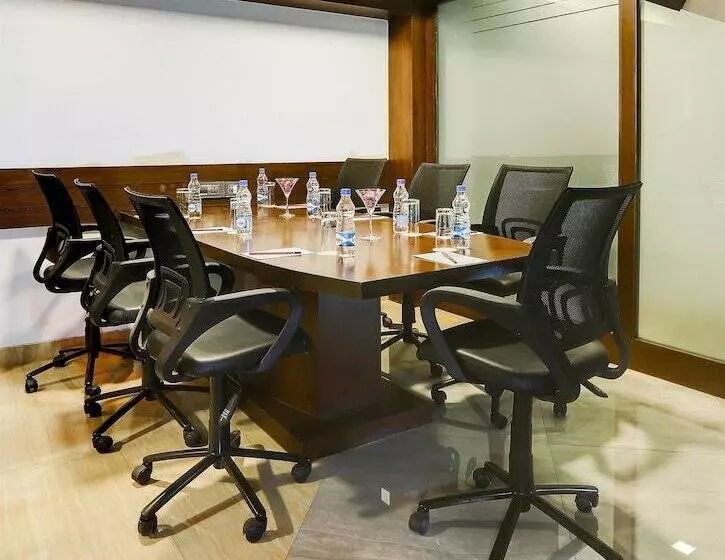 Hôtel Golden Chariot Vasai   And Spa