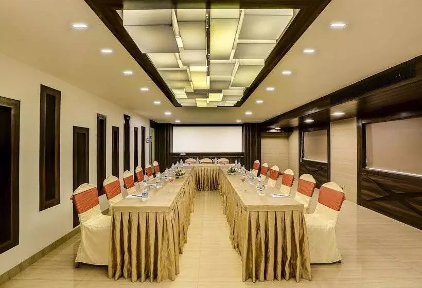 Hôtel Golden Chariot Vasai   And Spa