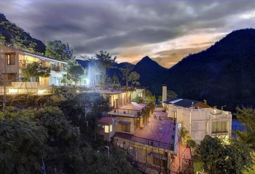 Отель Raga On The Ganges