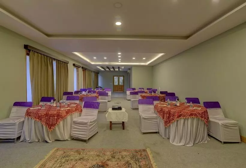 Отель Raga On The Ganges