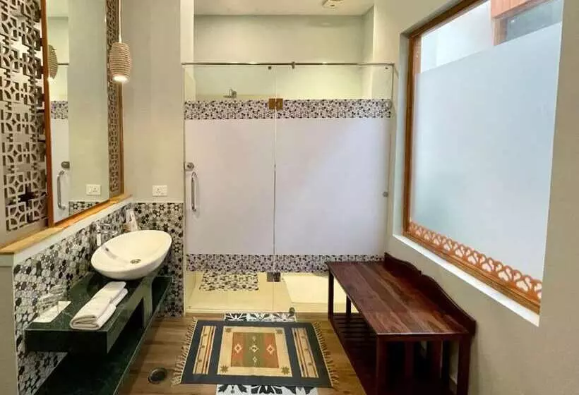 Отель Raga On The Ganges