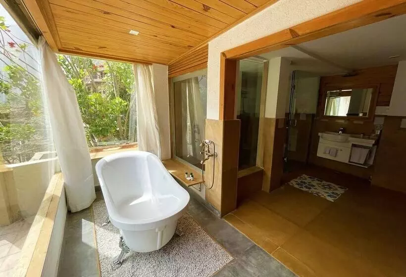 Отель Raga On The Ganges