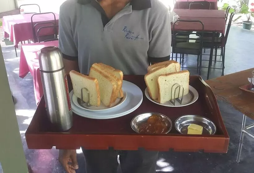 فندق Riviera Resort