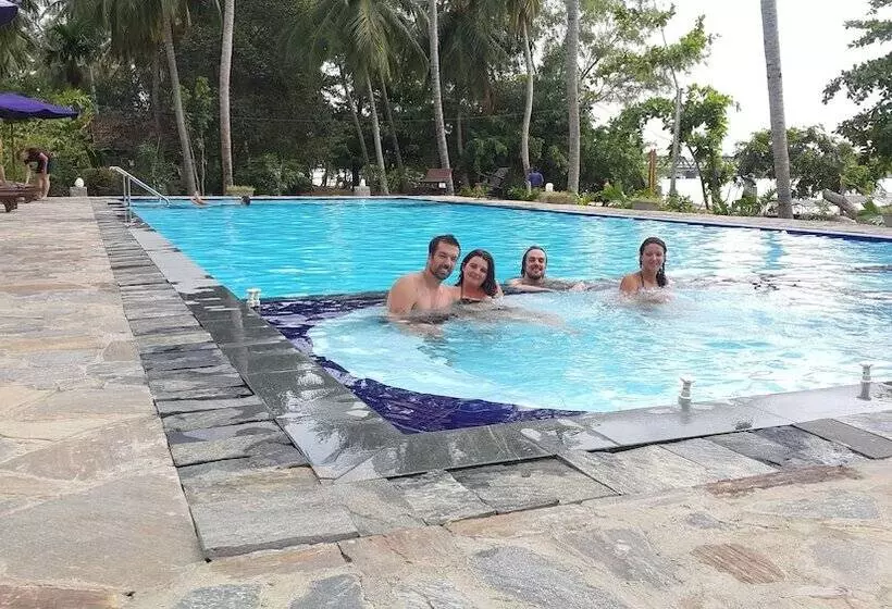 فندق Riviera Resort