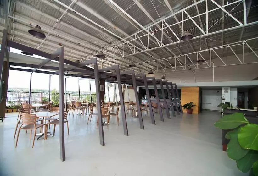 هتل We Travelers Inn