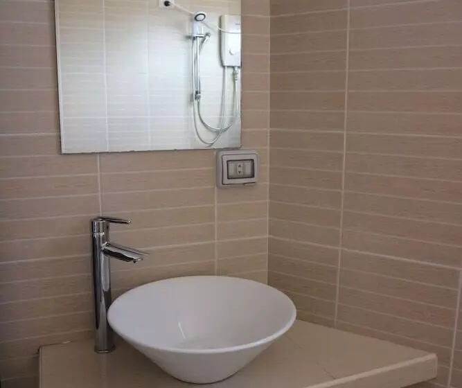 هتل We Travelers Inn